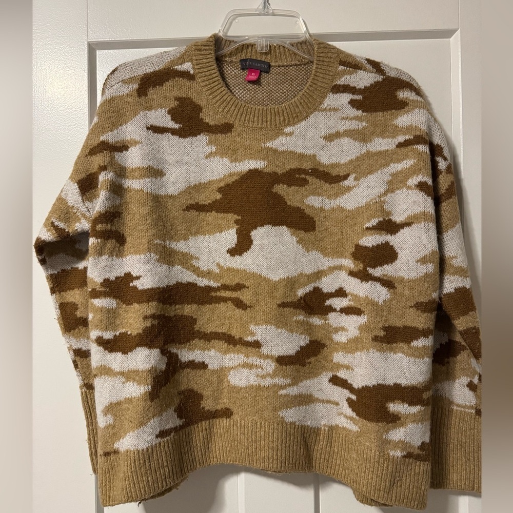 Vince Camuto camo sweatshirt